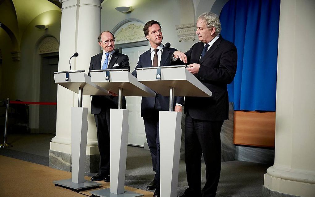 Voorzitter van de Eerste Kamer Fred de Graaf, premier Mark Rutte en burgemeester van Amsterdam Eberhard van der Laan geven in de hal van het ministerie van Algemene Zaken een korte toelichting op de activiteiten rond de troonswisseling van 30 april. Foto 