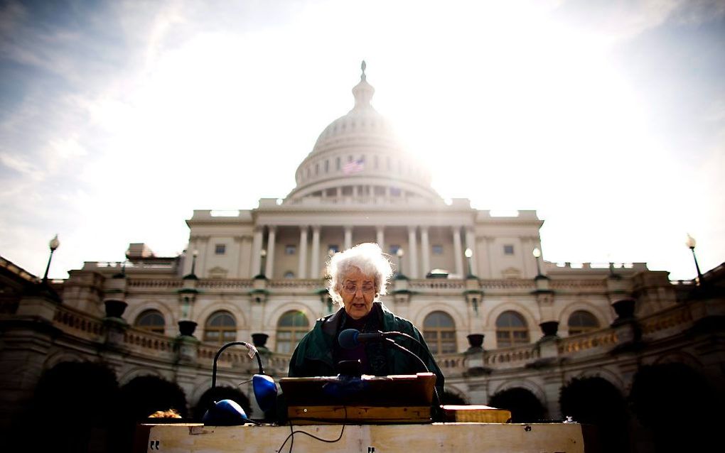 Barbara Knowles leest de Bijbel tijdens de jaarlijkse US Capitol Bible Reading Marathon in Washington, mei 2012. Foto EPA