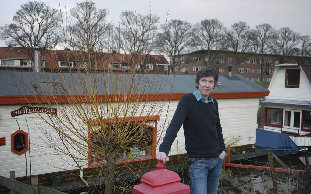 Bootbewoner Michiel Satink: „Soms neem ik een duik.” Foto Dorien