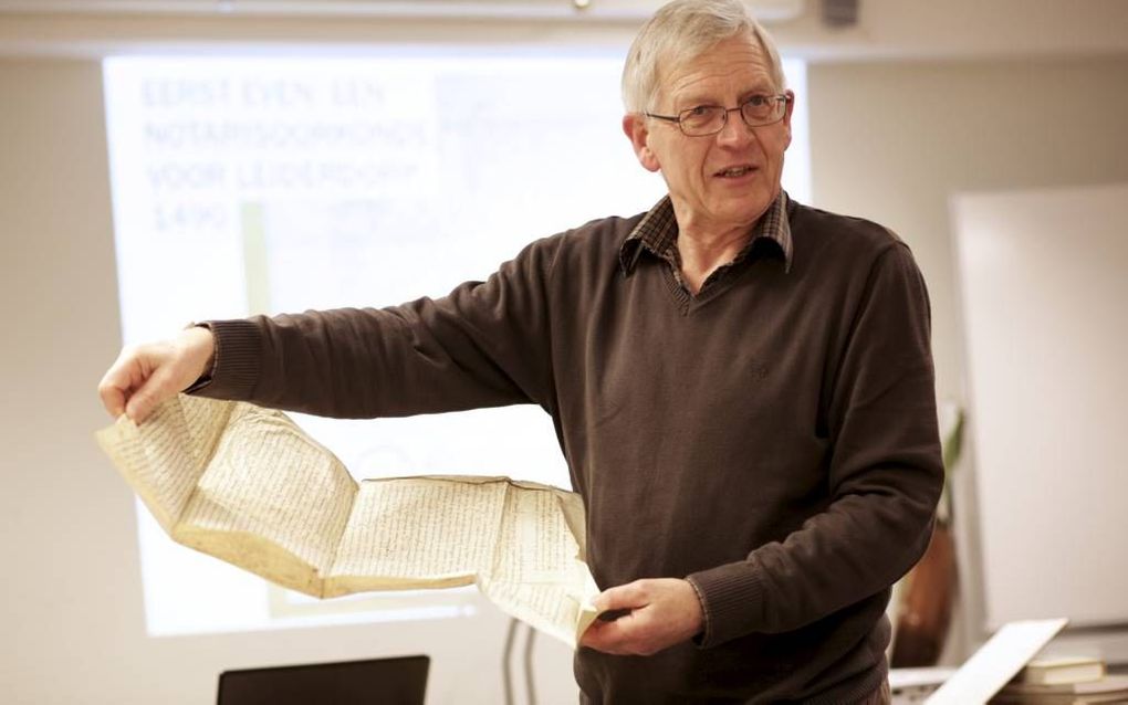 Emeritus hoogleraar Dick de Boer geeft de cursus ”Oud schrift” aan de Volksuniversiteit van Leiderdorp. Foto Sjaak Verboom