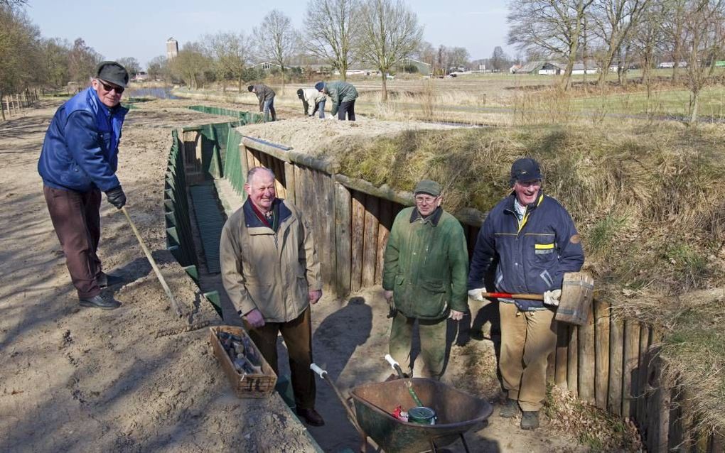 De reconstructie van loopgraven uit de Tweede Wereldoorlog tussen Woudenberg en Scherpenzeel is bijna klaar. Van links naar rechts de vrijwilligers die aan het project werkten: Roel Westendorp, Fred Vos, Johan Lagerweij en Jaap van de Pol. Foto RD, Anton 