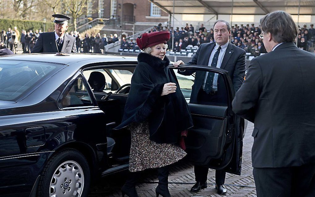 Koningin Beatrix arriveert bij de Nederlandse Defensie Academie en wordt ontvangen door Commissaris van de Koningin Noord-Brabant Wim van de Donk. Foto ANP
