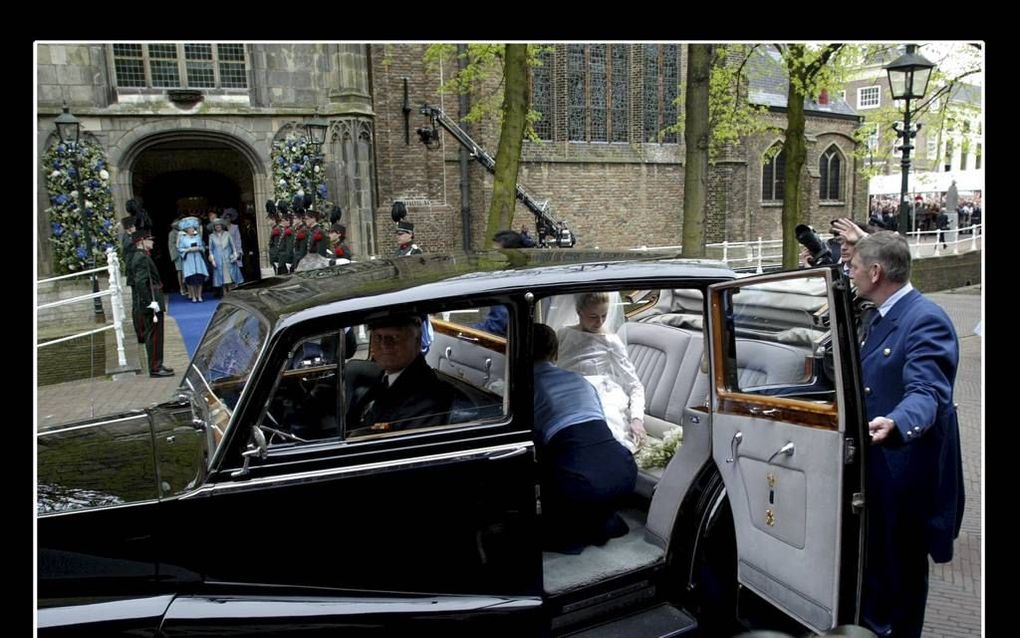 In de Oude Kerk van Delft trouwt prins Friso op 24 maart met Mabel Wisse Smit. Koningin Beatrix (l.) is positief over het huwelijk. Zij krijgt een hechte band met Mabel. De inzet voor een betere wereld en Mabels ideeën lijken haar aan te spreken.	Foto RD,