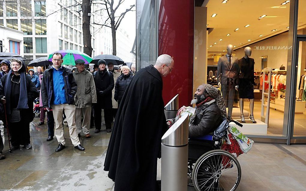 De aartsbisschop van Canterbury, Justin, zal vanavond in een kerkdienst de voeten van twaalf mensen wassen. Foto EPA