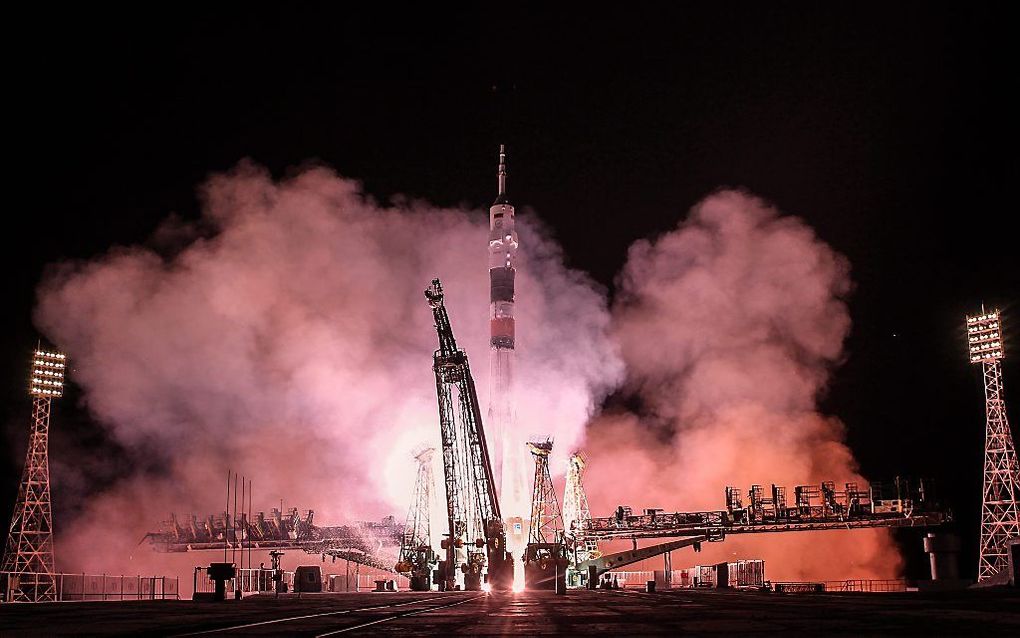 Twee Russische kosmonauten en een Amerikaanse astronaut zijn in een recordtijd van minder dan zes uur naar het internationale ruimtestation ISS gereisd.  Foto EPA