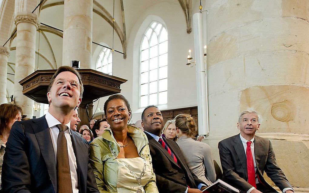 Leden van het kabinet, met onder meer premier Mark Rutte (M), en burgemeester Joyce Sylvester van Naarden. Foto ANP