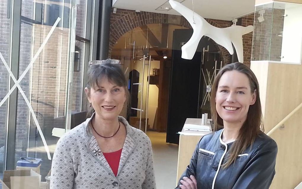 De gaande en komende conservator van het Veluws Museum Nairac: Priscilla van Leeuwen (l.) en Margot Welle. Foto Jan Kas