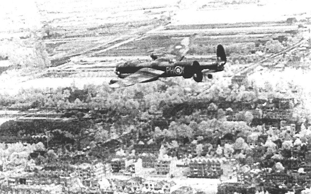 Britse bommenwerper boven Arnhem, april 1945. Foto ANP