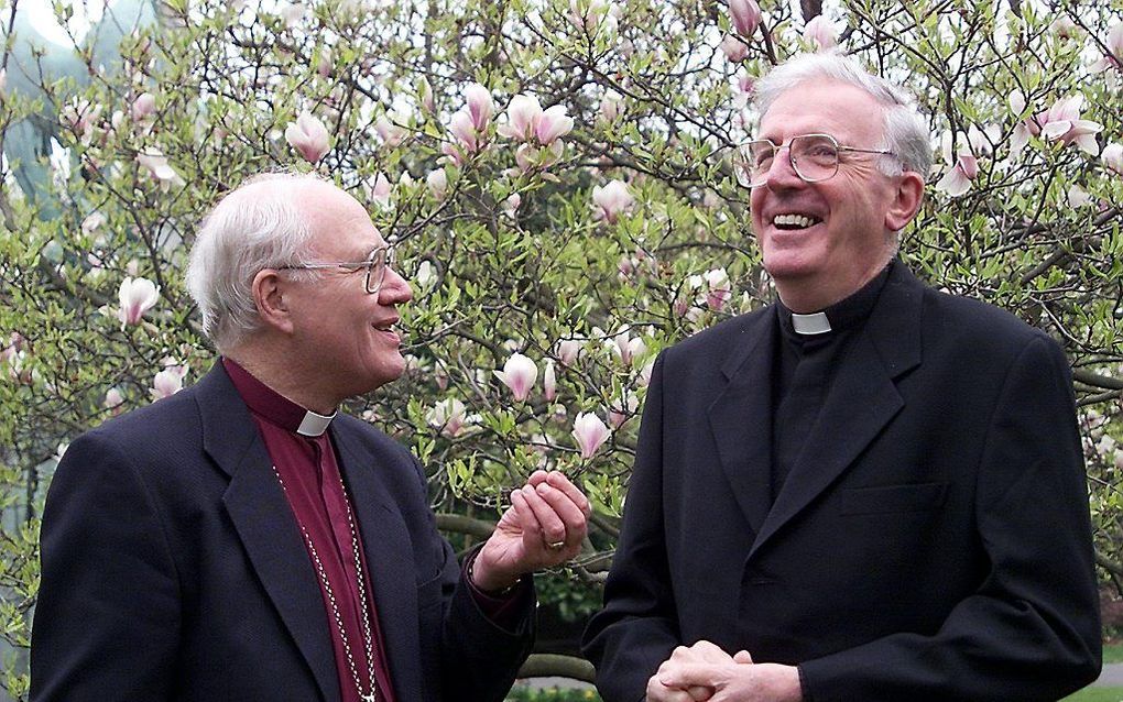 George Carey, voormalig aartsbisschop van Canterbury, in 2000 (L). Foto EPA