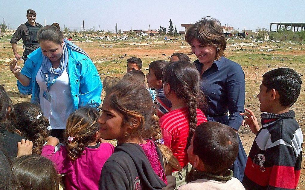 Minister Lilianne Ploumen van Buitenlandse Handel en Ontwikkelingssamenwerking tijdens een bezoek aan de Syrische grens in Libanon. Foto ANP