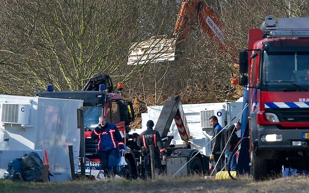 Drie dagen op rij deed de politie in het buitengebied van Amby bij Maastricht groot forensisch onderzoek. Het bleek te gaan om een zoektocht naar het uiterst gevaarlijke gifgas sarin. De stof werd niet aangetroffen. Foto ANP