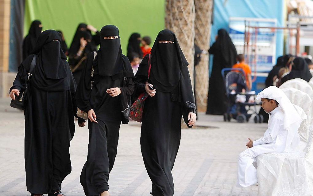 Vrouwen in Saudi-Arabië mogen fietsen in het openbaar, zolang ze maar zijn vergezeld door een mannelijk familielid en „volledig eerbaar gekleed” zijn. Foto EPA