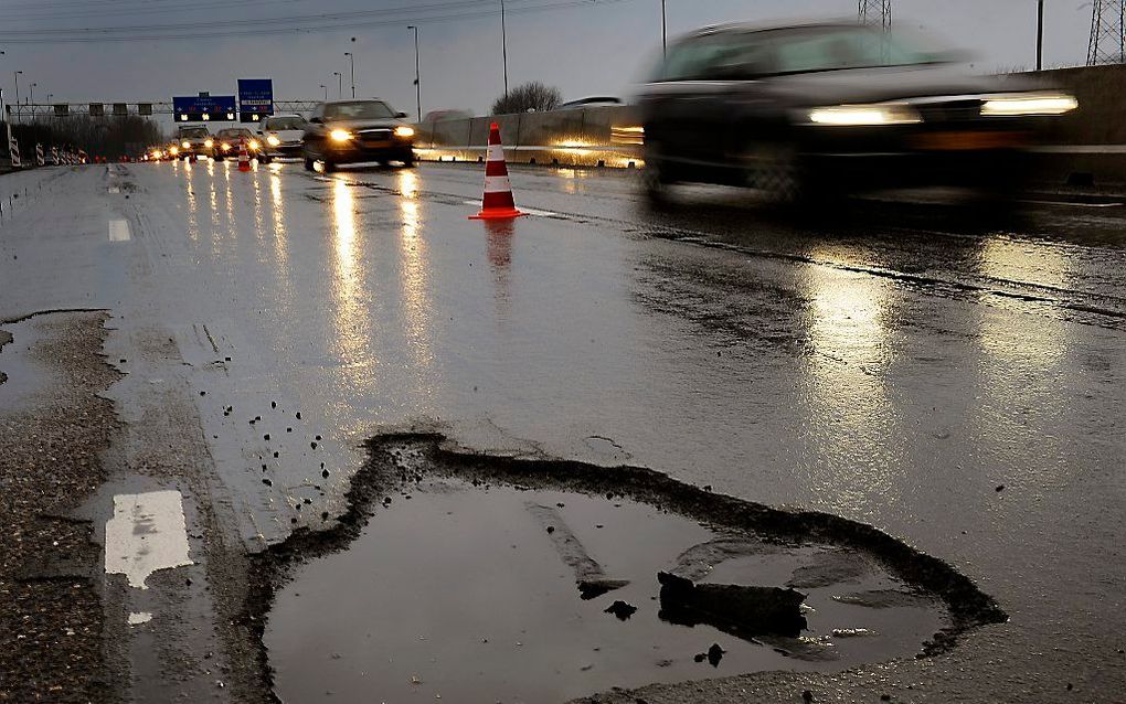 Het kwakkelende winterweer van de afgelopen maanden is funest voor de Nederlandse snelwegen. Foto ANP