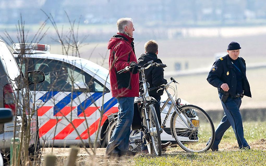 De politie hield de afgelopen dagen nieuwsgierigen op afstand tijdens een groot forensisch onderzoek in het buitengebied van Amby bij Maastricht. Foto ANP