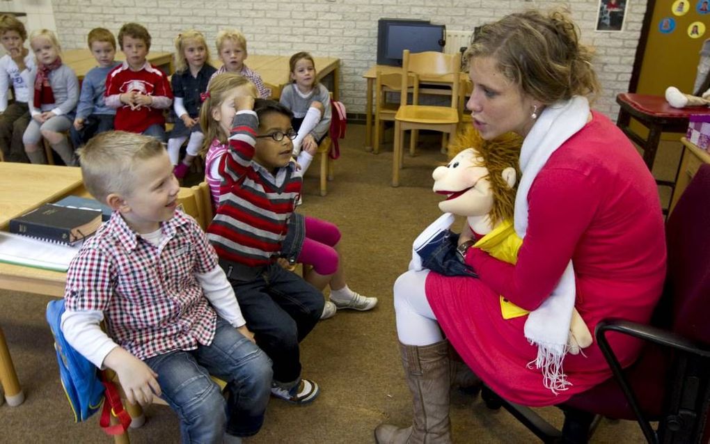 De inspectie heeft geen oordeel over didactische werkvormen, maar bekijkt wel of leerlingen actief bij het leerproces worden betrokken. Foto: een juf van de Calvijnschool in Veenendaal geeft Engels aan groep 2. Foto RD, Anton Dommerholt