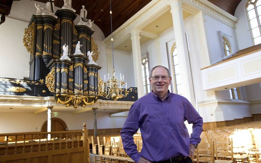 Kerkorganist Arend Booi in de hervormde kerk van Genemuiden: „In de eredienst gaat het niet om míjn eer.” Foto RD, Anton Dommerholt