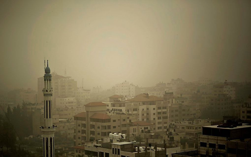 Gaza Stad maandag tijdens een zandstorm. Foto EPA