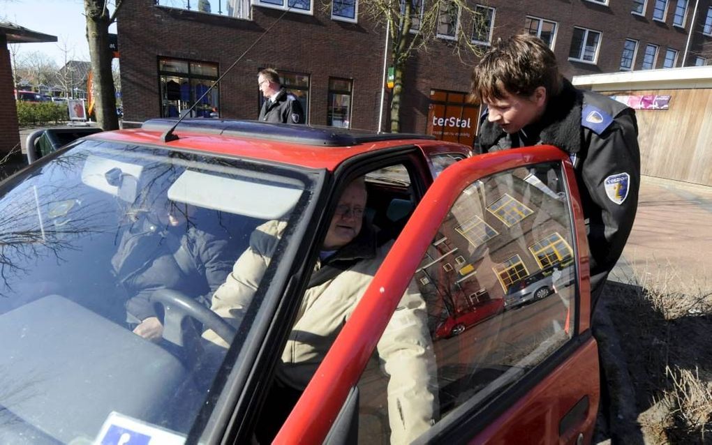 Dorpswacht De Haan doet haar ronde in Gorredijk. Later dit jaar valt het doek voor de Friese dorpswachten. Foto Marchje Andringa