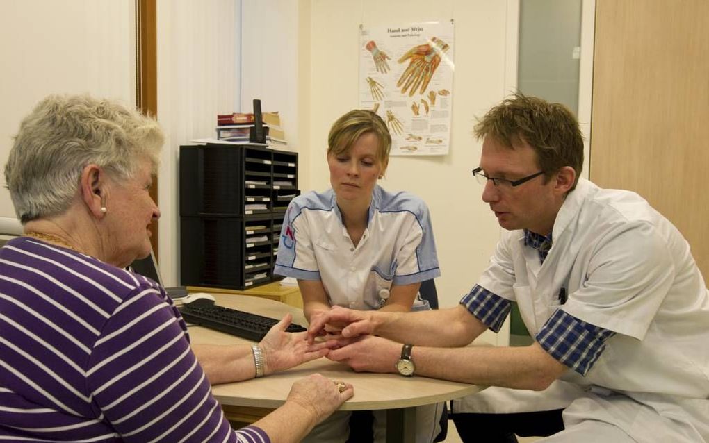 Bij het Hand Therapeutisch Centrum in Deventer bekijken handtherapeut Jolanda ten Brinke en plastisch chirurg Edwin Wijburg of er afwijkingen zijn in de beweeglijkheid van hand, vingers en pols en welke vervolgstappen nodig zijn. Foto Anton Dommerholt