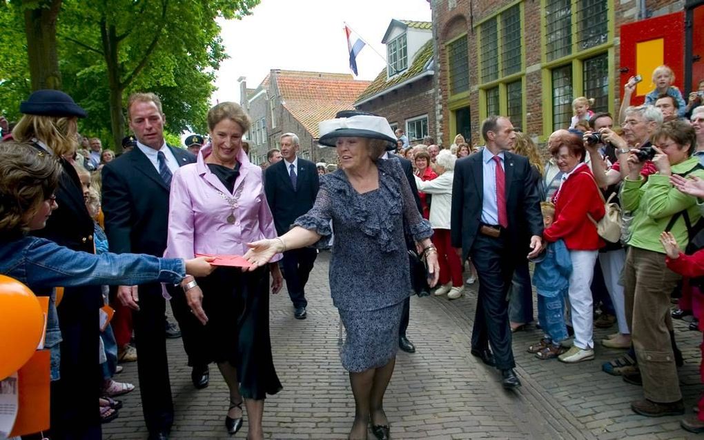 Veere, Zeeland. Koningin Beatrix brengt in 2005 ter gelegenheid van haar jubileum bezoeken aan alle provincies. De programma’s bevatten inhoudelijke gesprekken, maar er zijn ook koninginnedagachtige onderdelen.  Foto ANP