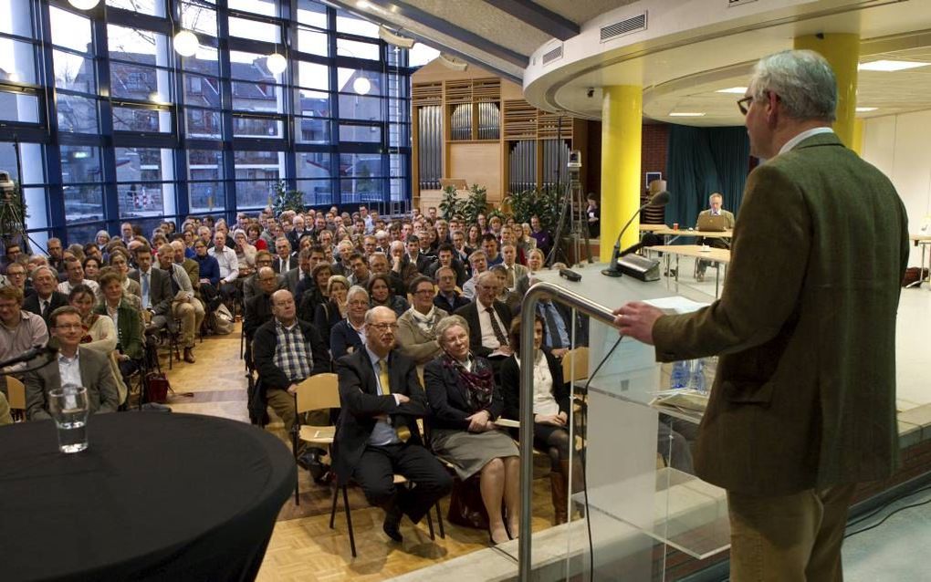 In de aula van Driestar Educatief in Gouda had woensdagavond een symposium plaats rond het boek ”Het grote huis. Christelijke geloofstraditie in een (post)moderne wereld” van dr. Ewald Mackay. Achter de katheder dr. Bart Jan Spruyt. Foto RD, Anton Dommerh