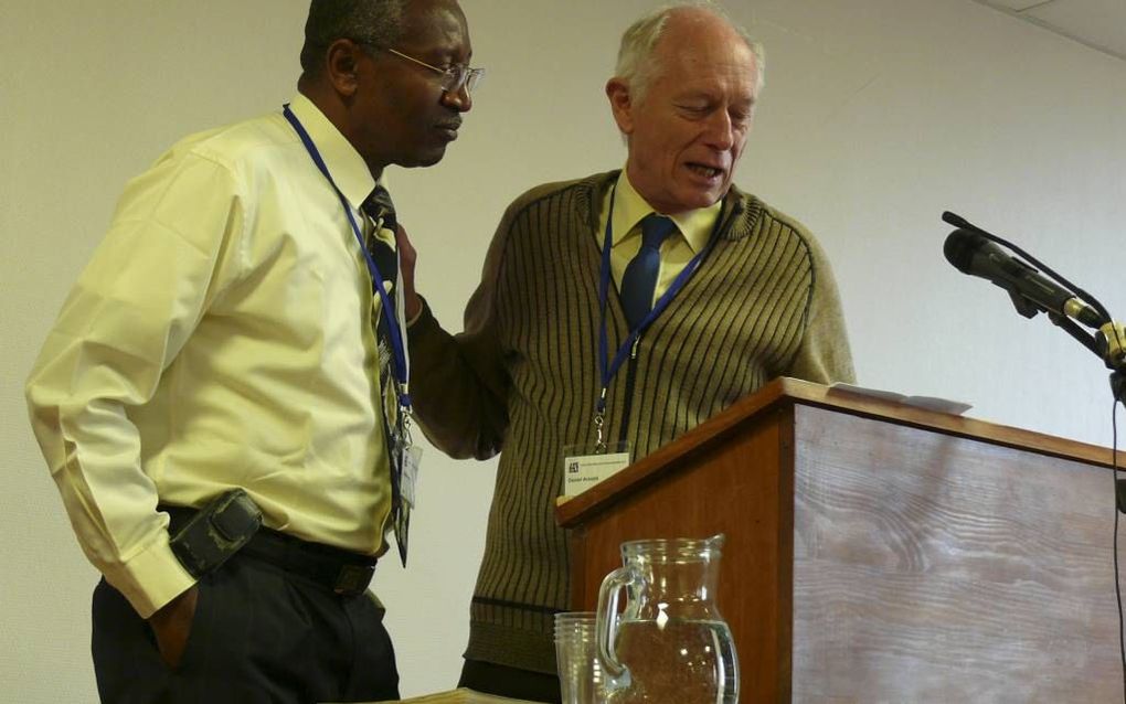 Daniel Arnold nodigt een (rechtshandige) Haitiaan op het podium en daagt deze uit hem een ferme klap op de rechterwang te geven om te  demonstreren dat dit onmogelijk is. Foto Gerrit van Dijk