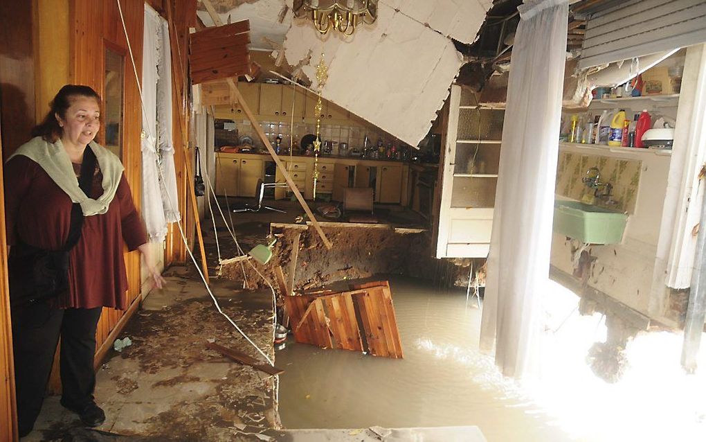 Een Argentijnse vrouw bekijkt haar ondergelopen huis. Foto EPA