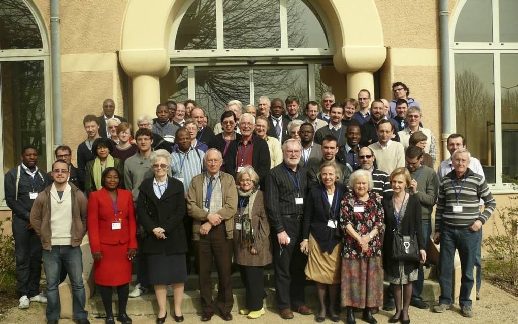 STE-FOY-LES-LYON  – In Ste-Foy-lès-Lyon, nabij Lyon, wordt deze week de jaarlijks Colloque Biblique Francophone gehouden. De deelnemers, veelal Franssprekende christenen, gingen donderdag op een groepsfoto. Foto RD