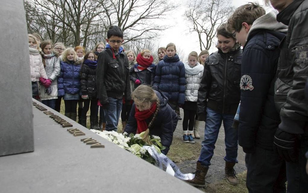 Leerlingen Mark Bisschop en Sanne Winters van de ds. Harmen Doornveldschool legden donderdag bloemen bij het Staphorster oorlogsmonument. Foto Eelco Kuiken