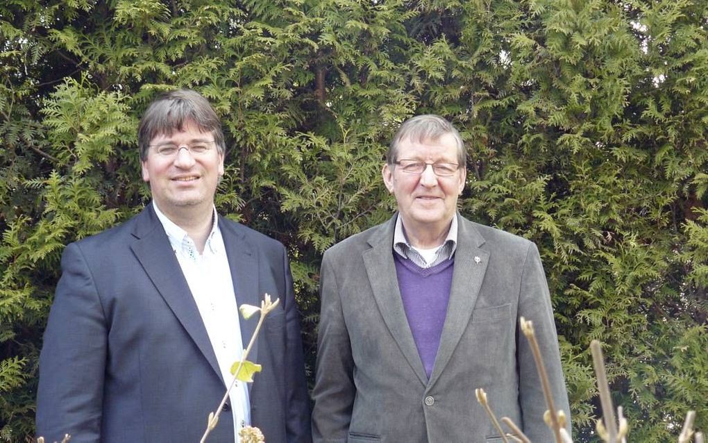 HOOGBLOKLAND – Bestuurslid Abwin Luteijn (l.) van stichting Hulp Vervolgde Christenen vertrekt vrijdagavond voor evangelisatie naar Nepal. Rechts directeur Jan Bor. Foto RD