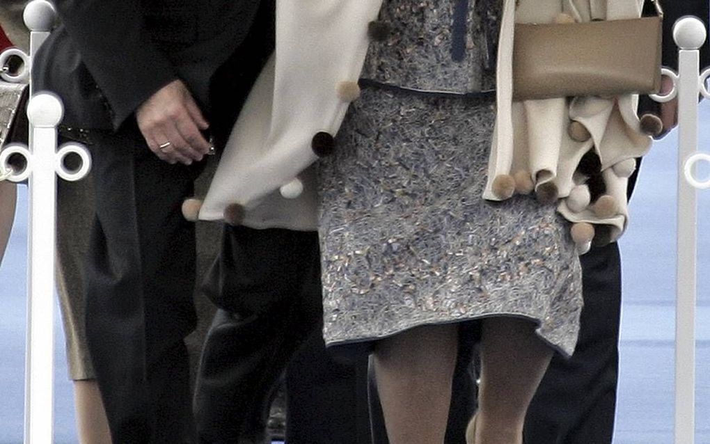 President Poetin (l.) kwam in november 2005 op staatbezoek. Toen bleef hij twee dagen. Nu vertrekt hij maandagavond weer. Foto: ontvangst door koningin Beatrix (r.) in 2005. beeld AFP