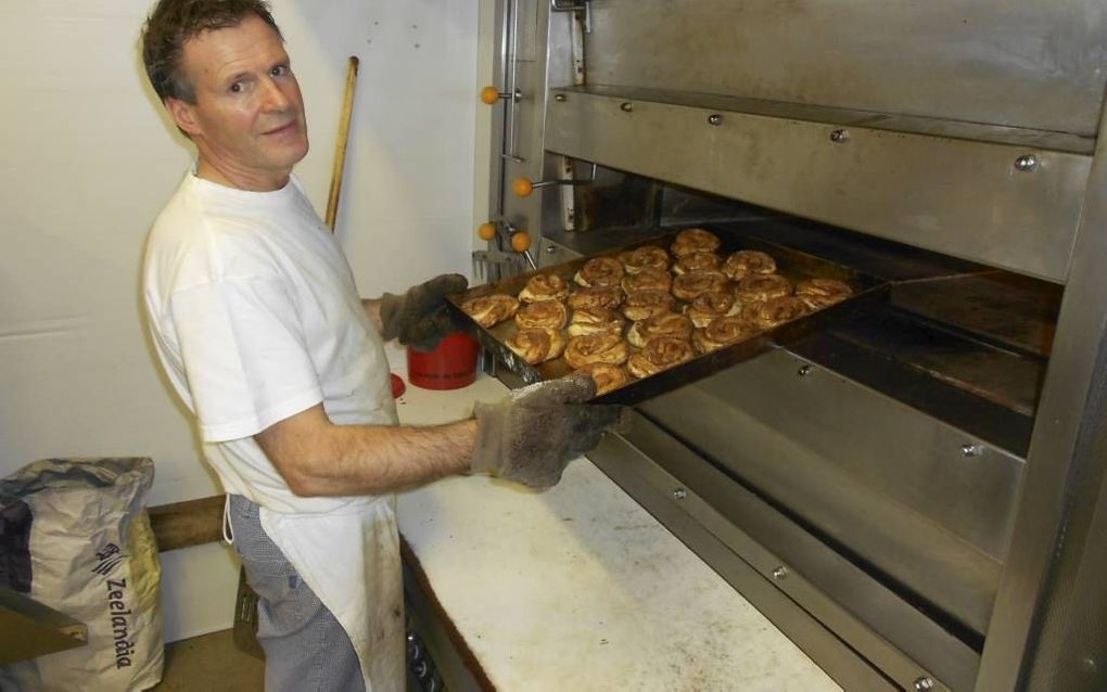 ZAAMSLAG – De beste bolusbakker van dit jaar, Dees uit Zaamslag, haalt versgebakken exemplaren uit de oven. Foto Linda Otte