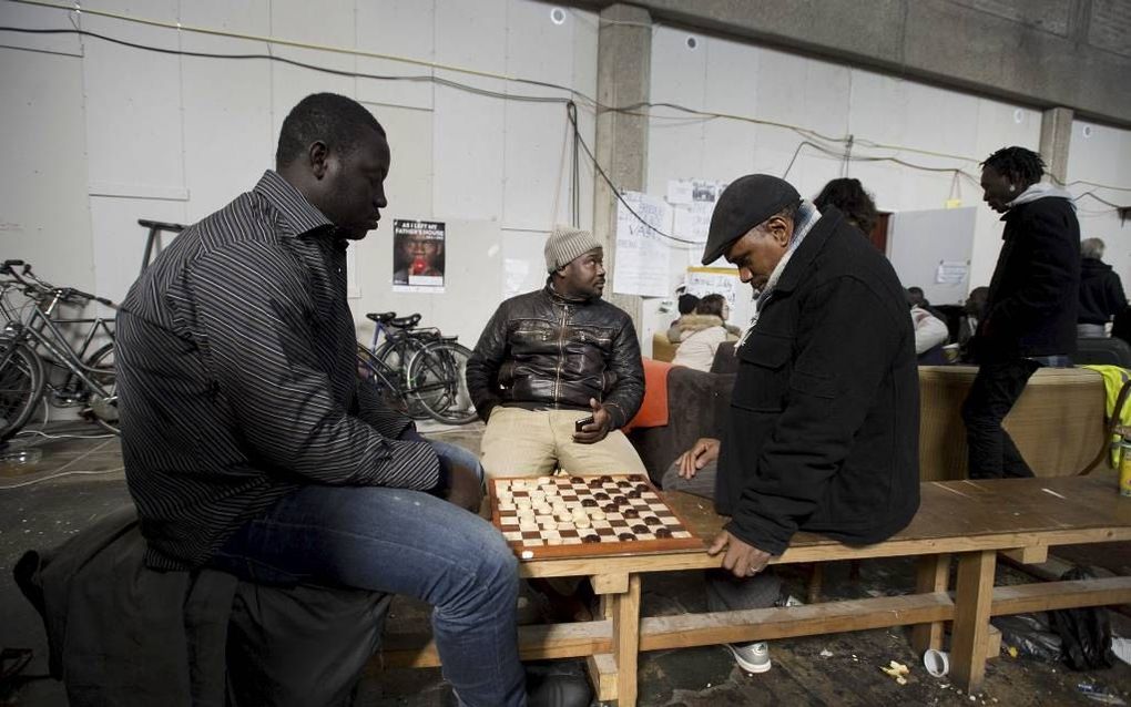 Zo’n honderd uitgeprocedeerde asielzoekers kunnen in ieder geval nog tot dinsdag in de Vluchtkerk in Amsterdam bivakkeren, zo werd vrijdag bekend. Foto ANP