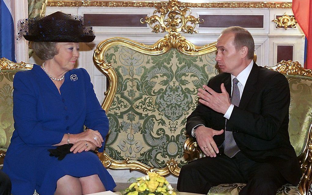 Koningin Beatrix en Poetin in het Kremlin, juni 2001. Foto EPA