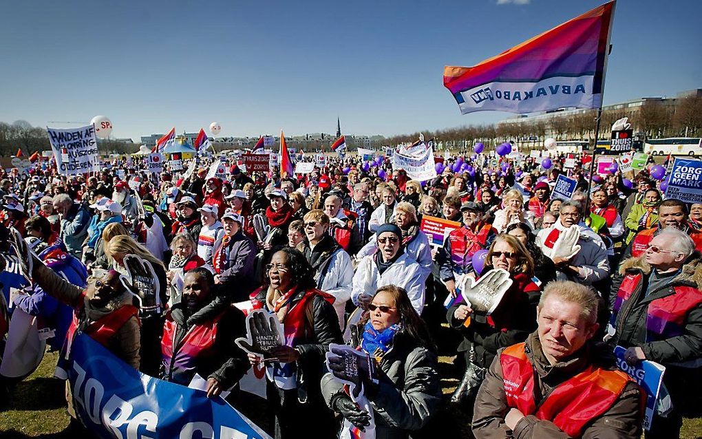 Rond de 4000 thuiszorgmedewerkers uit heel Nederland demonstreren op het Haagse Malieveld. Ze houden de manifestatie 'Red de Thuiszorg' tegen de bezuinigingen op de thuiszorg die het kabinet wil doorvoeren.  Foto ANP