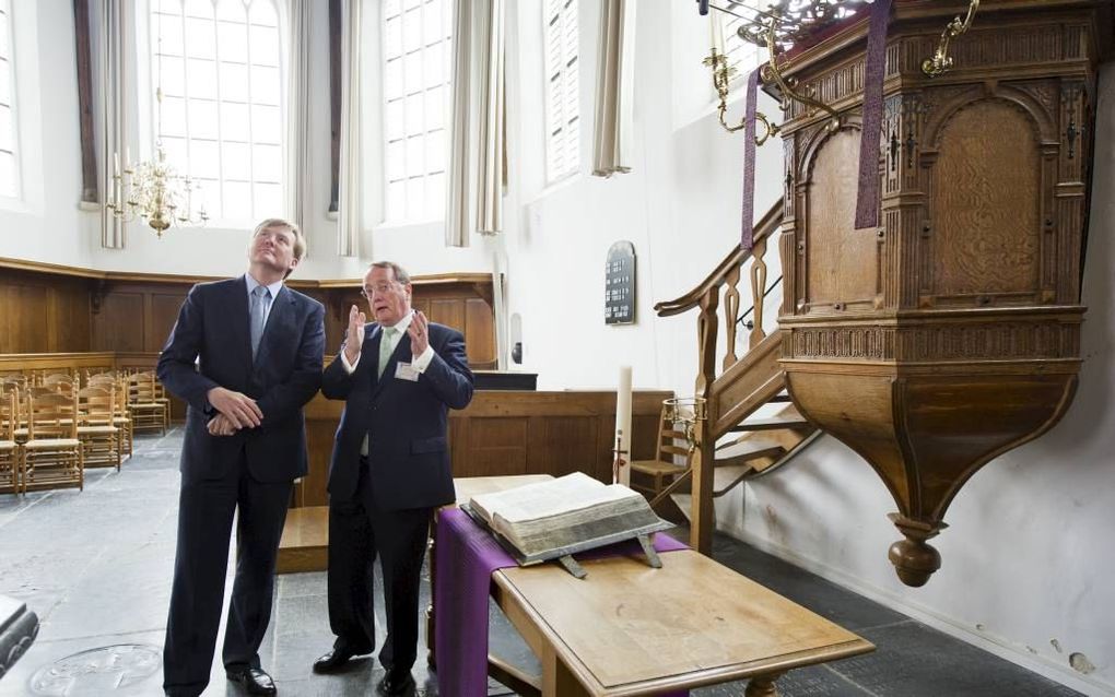 Foto’s van prins Willem-Alexander die een protestantse kerkdienst bezoekt, bestaan niet. Foto: Prins Willem-Alexander (l.) brengt in 2012 als beschermheer van het Oranje Fonds een werkbezoek aan de gemeente Barendrecht. In de Hervormde Dorpskerk krijgt de