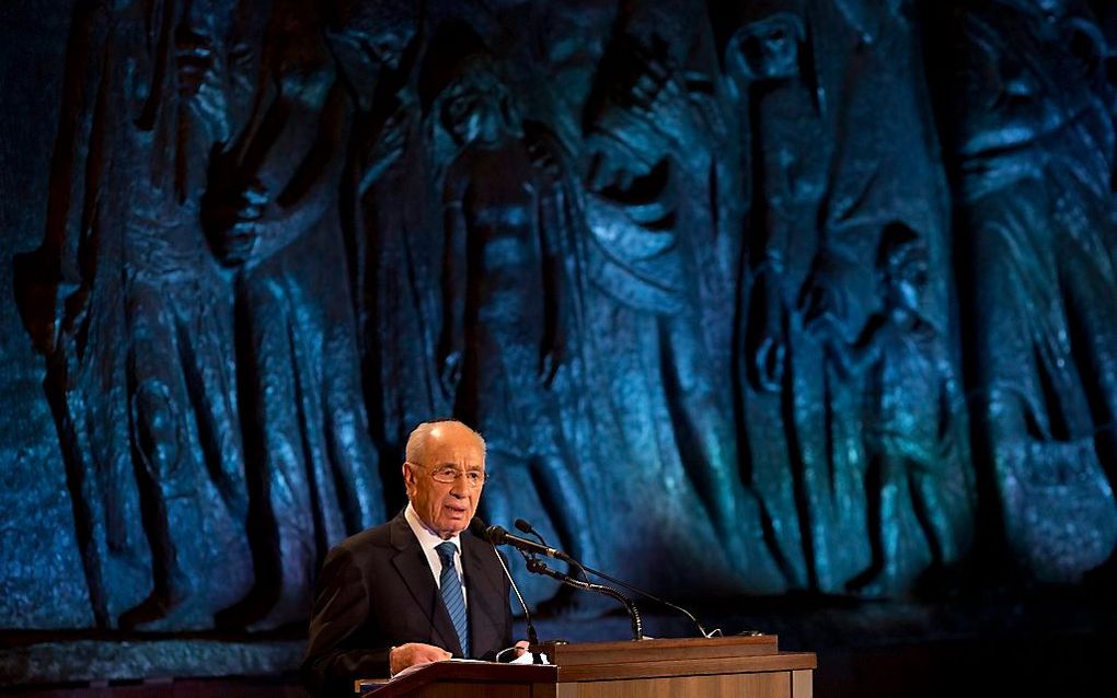 De Israëlische president Shimon Peres en premier Benjamin Netanyahu hebben zondag aan het begin van de Holocaustherdenkingsdag gewaarschuwd voor de haat tegen het Joodse volk. Foto EPA