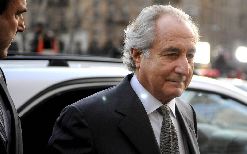 „De Amerikaan Madoff bleef met een verkooppraatje waar een derdejaars econoom doorheen zou moeten prikken, investeerders vinden voor zogeheten feederfondsen. Wie maar een beetje wiskunde begrijpt, kan uitrekenen dat zijn belofte van een stabiel rendement 