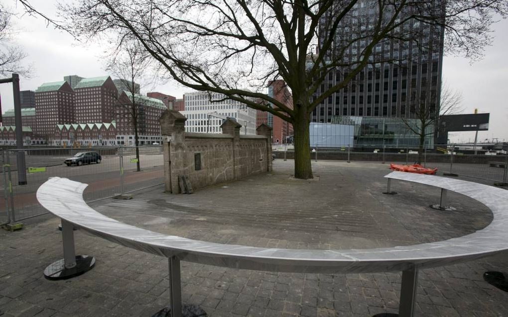 Het nog ingepakte Joods Kindermonument aan de Eva Cohen-Hartogkade dat morgen wordt onthuld door burgemeester Aboutaleb van Rotterdam. Foto Roel Dijkstra