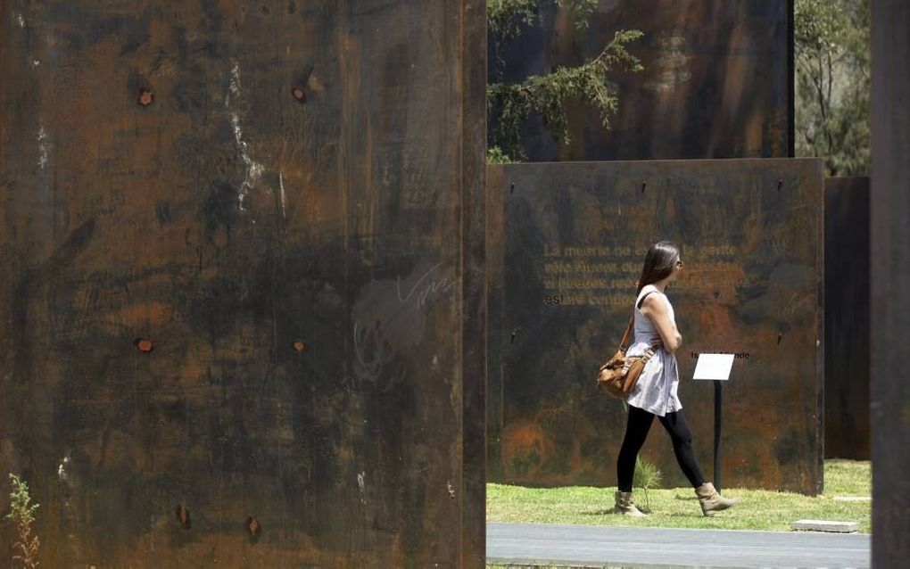 De Mexicaanse samenleving kampt met veel maatschappelijke onrust, zoals geweld, honger en drugshandel. Foto: een monument voor de 70.000 slachtoffers van crimineel geweld in het land. Foto EPA