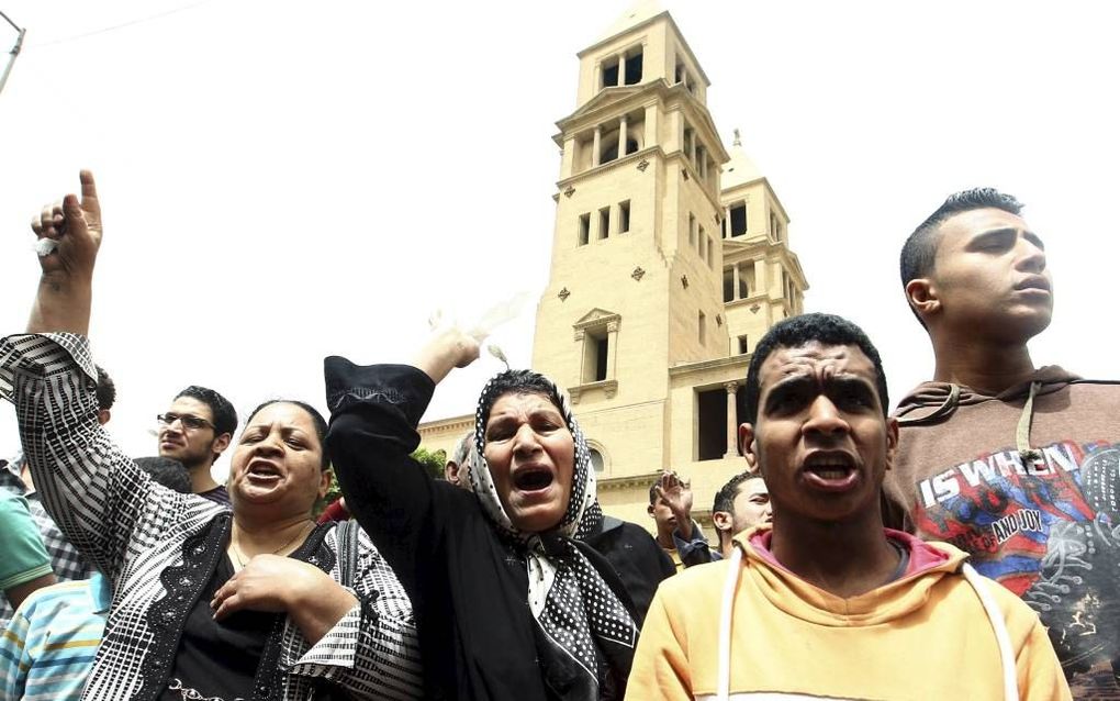 Egyptenaren demonstreren tegen de moslimbroederschap. Bij rellen in Caïro vonden de laatste dagen vier kopten de dood. Foto EPA