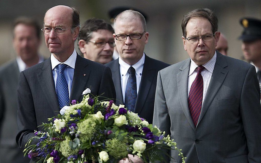 Burgemeester Bas Eenhoorn (l.) en wethouders leggen bloemen bij het monument. Foto ANP