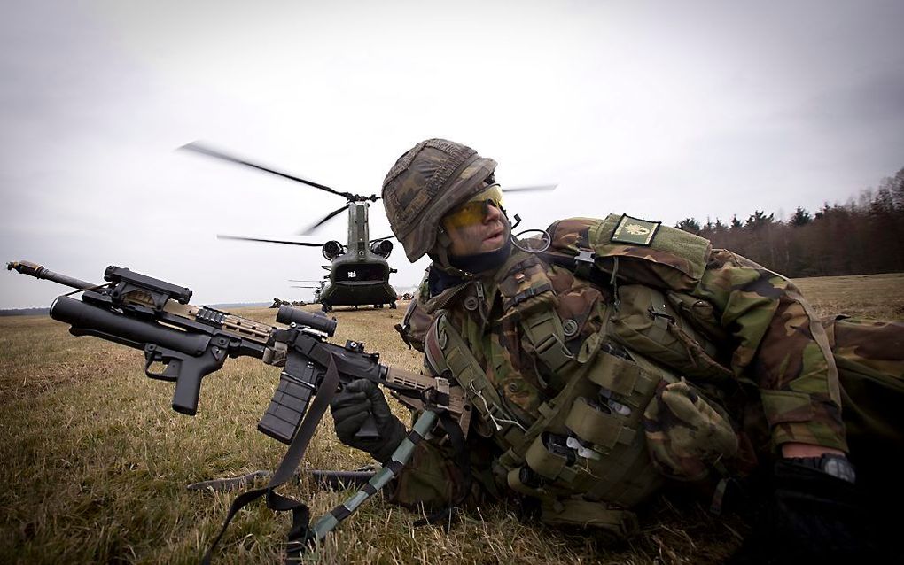 Militairen in actie tijdens een oefening.  Foto ANP