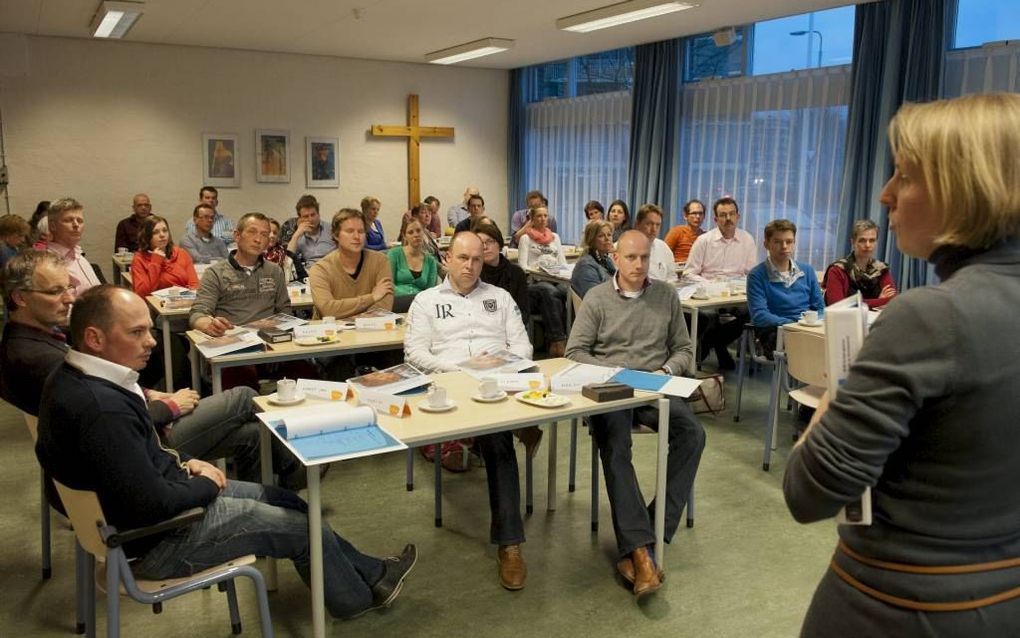 De Hervormd-Gereformeerde Jeugdbond (HGJB) maakte dinsdagavond in Amersfoort een begin met de verdiepingscursus kinder- en tienerpastoraat. Foto RD