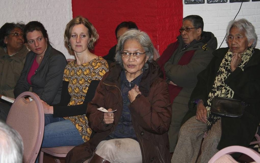 Een Molukse vrouw van de oudere generatie reageerde gisteren tijdens de presentatie van een onderzoeksrapport over de Molukse wijk in Leerdam-West. De emoties liepen hoog op toen werd bekendgemaakt dat een deel van de bewoners vindt dat niet-Molukkers wel