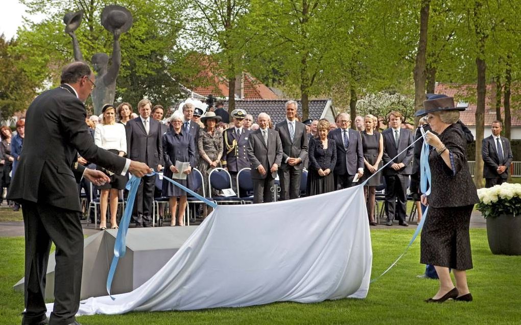 Koningin Beatrix onthult in 2010 samen met de burgemeester van Apeldoorn De Graaf het herinneringsmonument voor de slachtoffers van het koninginnedagdrama 2009.  Foto ANP