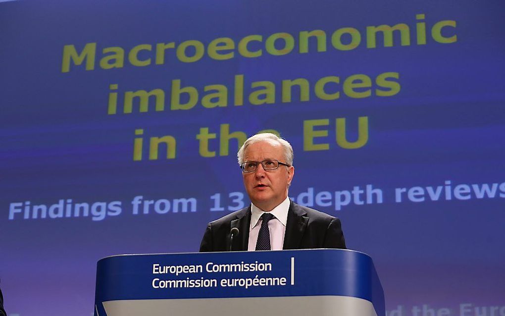 Rehn presenteert de analyse van de Europese Commissie. Foto EPA