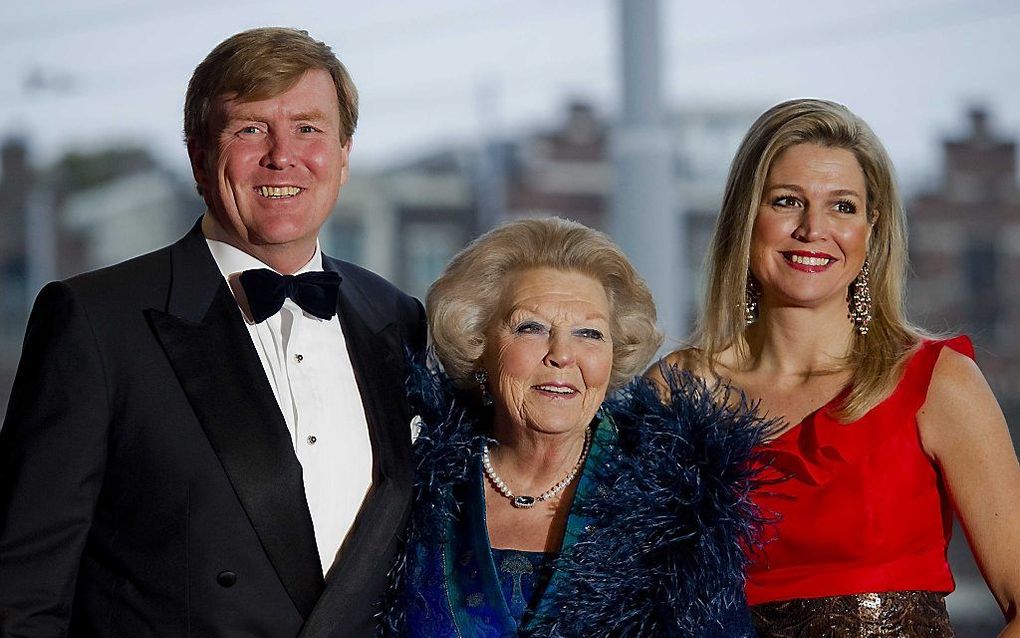 Prins Willem-Alexander, koningin Beatrix en prinses Máxima voor aanvang van het 125-jarig jubileum van het Concertgebouw en Koninklijk Concertgebouworkest. Foto ANP