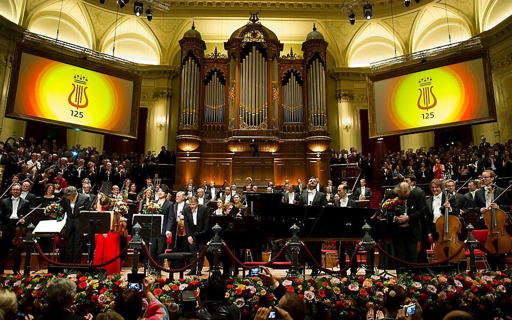 Slotapplaus na het concert ter gelegenheid van het 125-jarig bestaan van het Concertgebouw.  Foto ANP