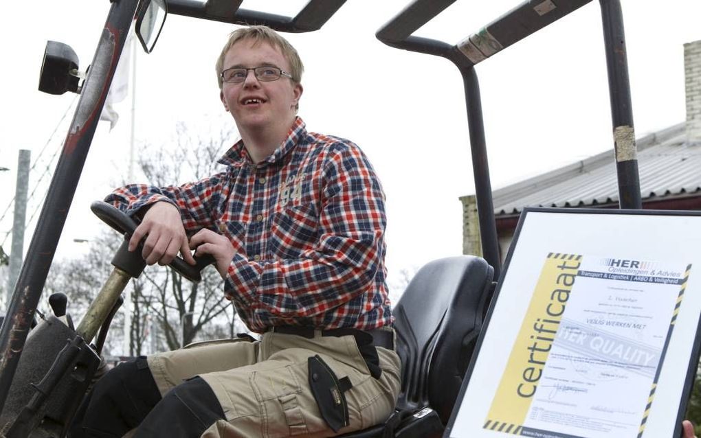 Lucel Visscher (19) uit Staphorst haalde maandag zijn vorkheftruckcertificaat. Hij heeft het syndroom van Down. Lucel Visscher werkt twee dagen per week in leer-werkcentrum Meesterwerk te Zwolle, waar hij de laatste maanden druk oefende met zijn heftruck.